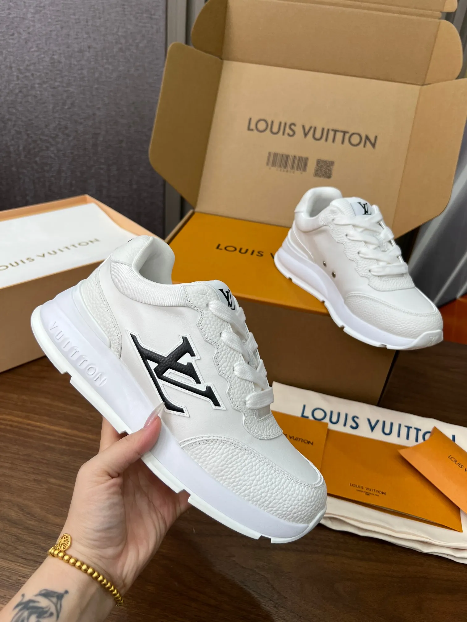 👟👟Ex-factory price 680👟👟 Men's size +10 LV Louis Vuitton L Jialu brand thick-soled casual couple sneakers🔥🔥🔥 Made of smooth cow leather and elegant design, can be easily integrated into various styles. The eye-catching LV letters are marked on the side of the shoe, and the lightweight rubber outsole is embellished with the Vuitton logo ▪️ Sole thickness: 4CM. The counter specializes in the latest casual shoes and new hard goods 🆕 ❥Purchase level! Full of high-end feel! A popular model among bloggers at home and abroad, it’s retro and fashionable and looks amazing on your feet! Wear a lot of happiness! The official website’s main recommendation★ ▪️Upper: Original custom-made imported calfskin fabric ▪️Inner lining: breathable gauze imported from Italy ▪️Outsole: rubber foam ➕tpu high-end outsole ▪️Shoe size: women’s 35-41, (women’s 41 is custom-made). Men's clothing 39-46 (45-46 customized).